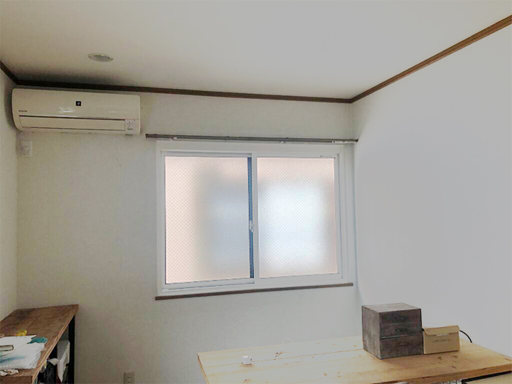 施工後の寝室（引き違い窓）の様子です。こちらも壁紙と合わせて、窓枠を白に取り替えました。