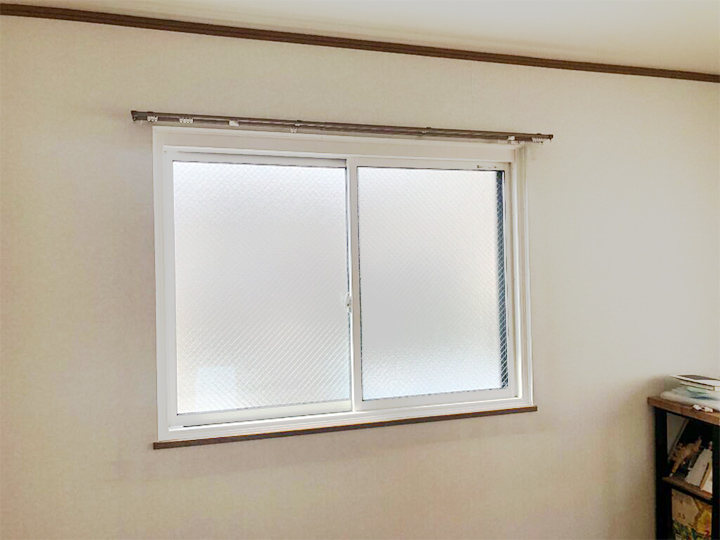 施工後の寝室（引き違い窓）の様子です。窓枠を白に取り替えました。部屋全体が明るい印象になりました。