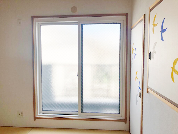 施工後の和室（引き違い窓）の様子です。窓を取り替えることで断熱効果も期待できます。