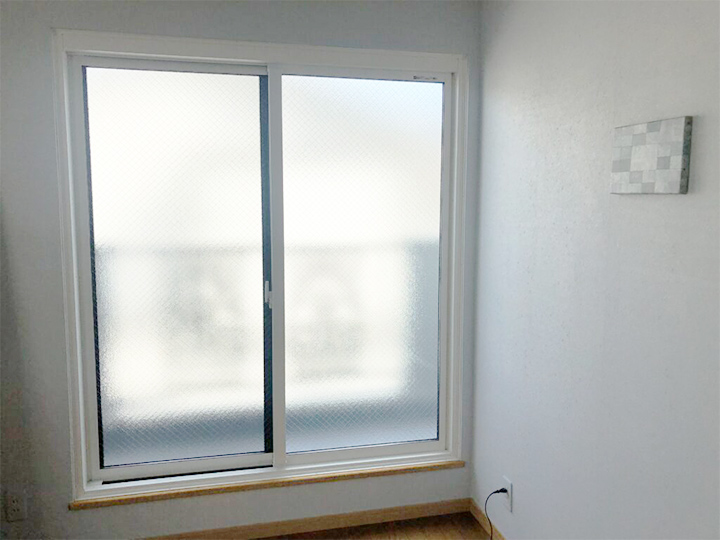 施工後の書斎（引き違い窓）の様子です。カバー工法なら、既存の窓枠に重ねて施工する簡単施工なので、数日で施工することができます。